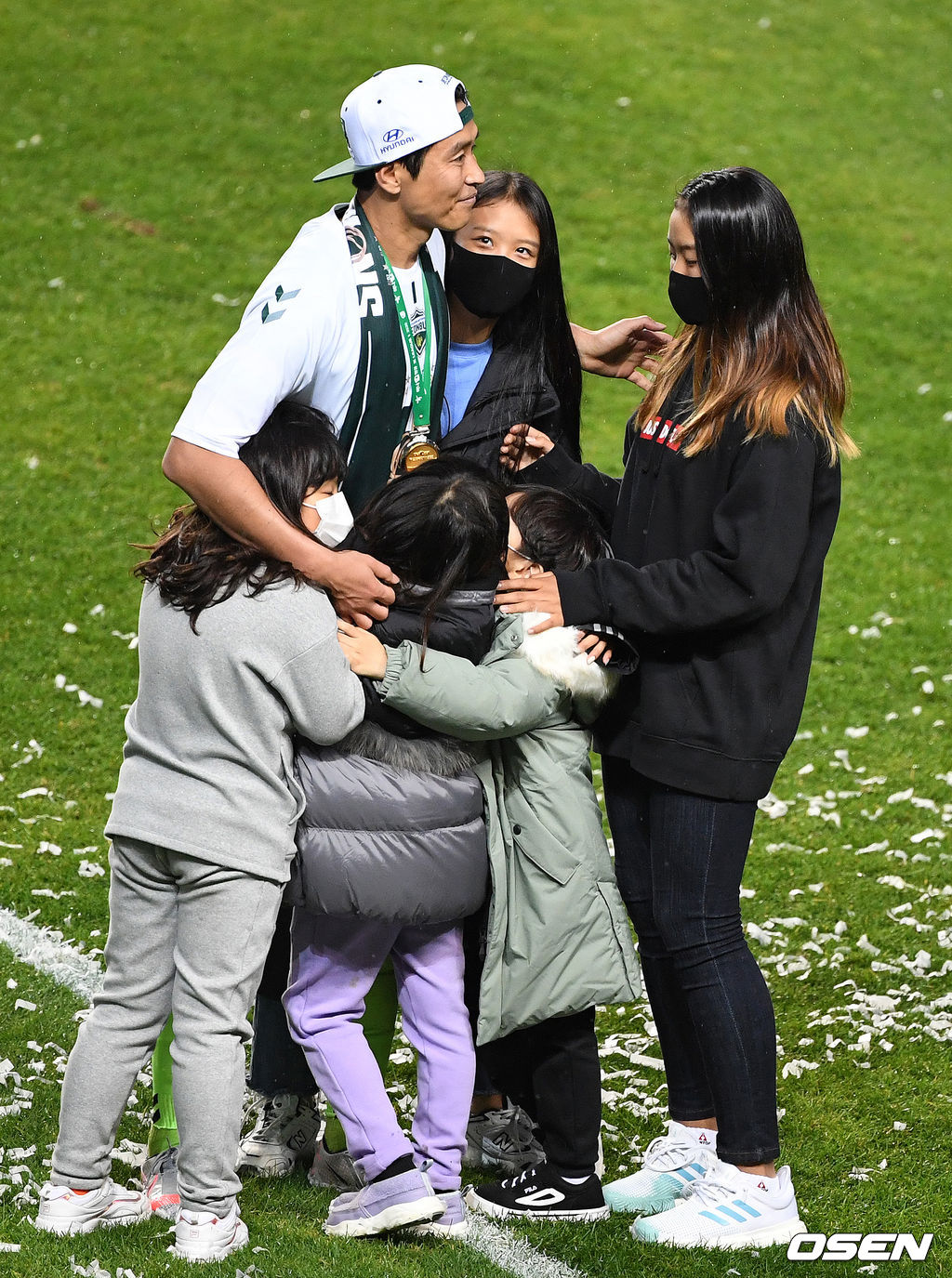 이동국이 은퇴식을 하며 자녀들(쌍둥이 딸 재시, 재아와 설아, 수아, 아들 시안)의 축하를 받고 있다. /dreamer@osen.co.kr
