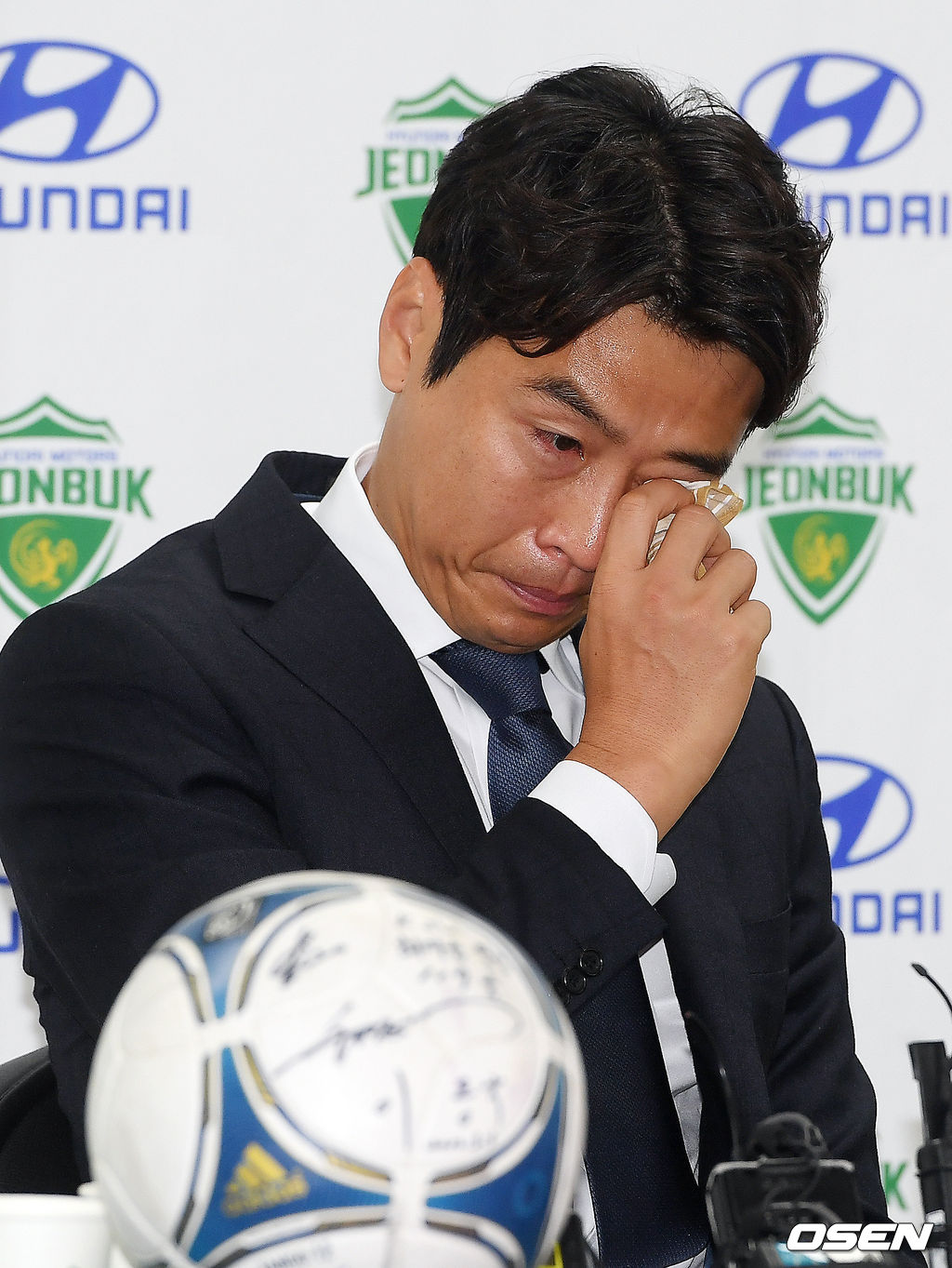 이동국이 은퇴기자회견 중 부모님 얘기를 하며 눈물을 흘리고 있다./ rumi@osen.co.kr