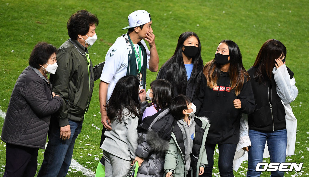 이동국이 은퇴식을 하며 가족들과 울먹이고 있다. /jpnews@osen.co.kr