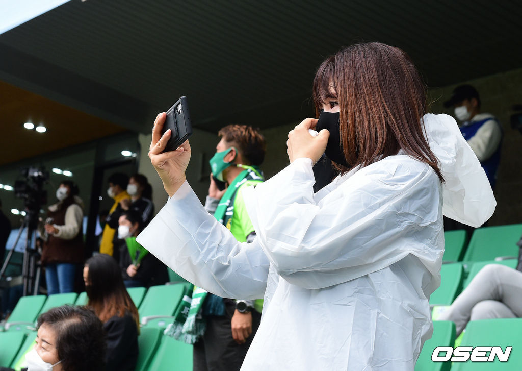 이동국의 아내 이수진씨가 경기를 지켜보며 눈물을 흘리고 있다. /jpnews@osen.co.kr