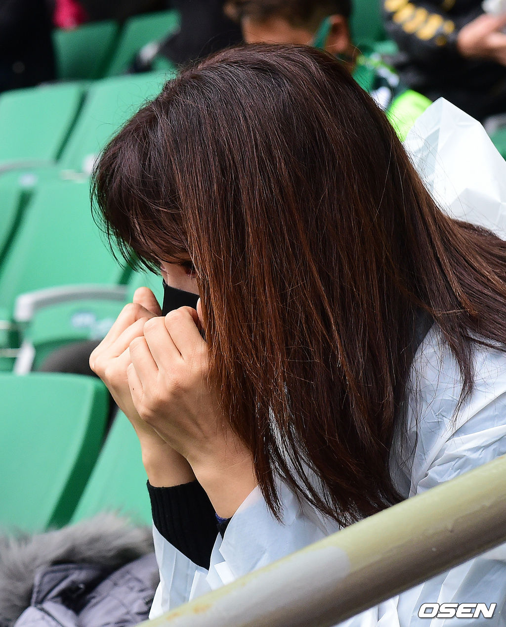이동국의 아내 이수진씨가 경기를 지켜보며 눈물을 흘리고 있다. /jpnews@osen.co.kr