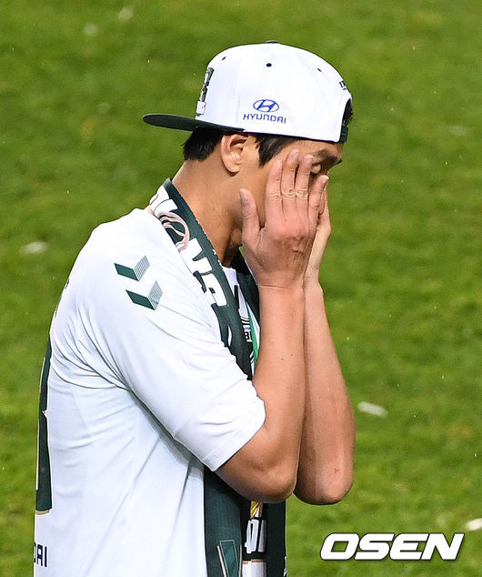 이동국이 은퇴식을 하며 눈물을 흘리고 있다. /jpnews@osen.co.kr