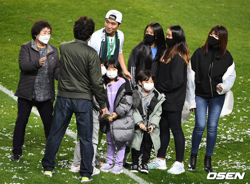 이동국이 가족들의 축하를 받으며 은퇴식을 하고 있다. /jpnews@osen.co.kr