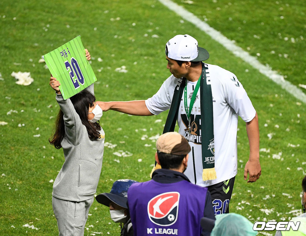 이동국이 은퇴식을 마치며 딸의 축하를 받고 있다. 이동국의 등번호 ’20’은 영구결번됐다./jpnews@osen.co.kr