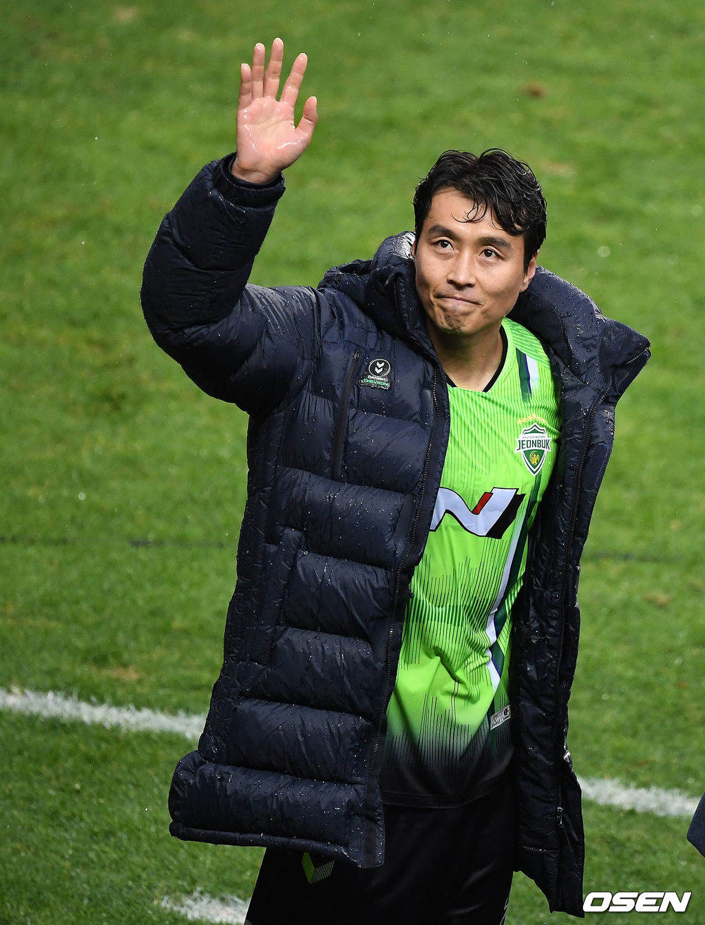 ‘정든 그라운드, 이제 안녕’ 이동국이 팬들에게 인사를 하고 있다. /jpnews@osen.co.kr
