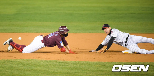 4회초 1사 키움 서건창이 2루타를 날린뒤 2루로 귀루하고 있다./  soul1014@osen.co.kr