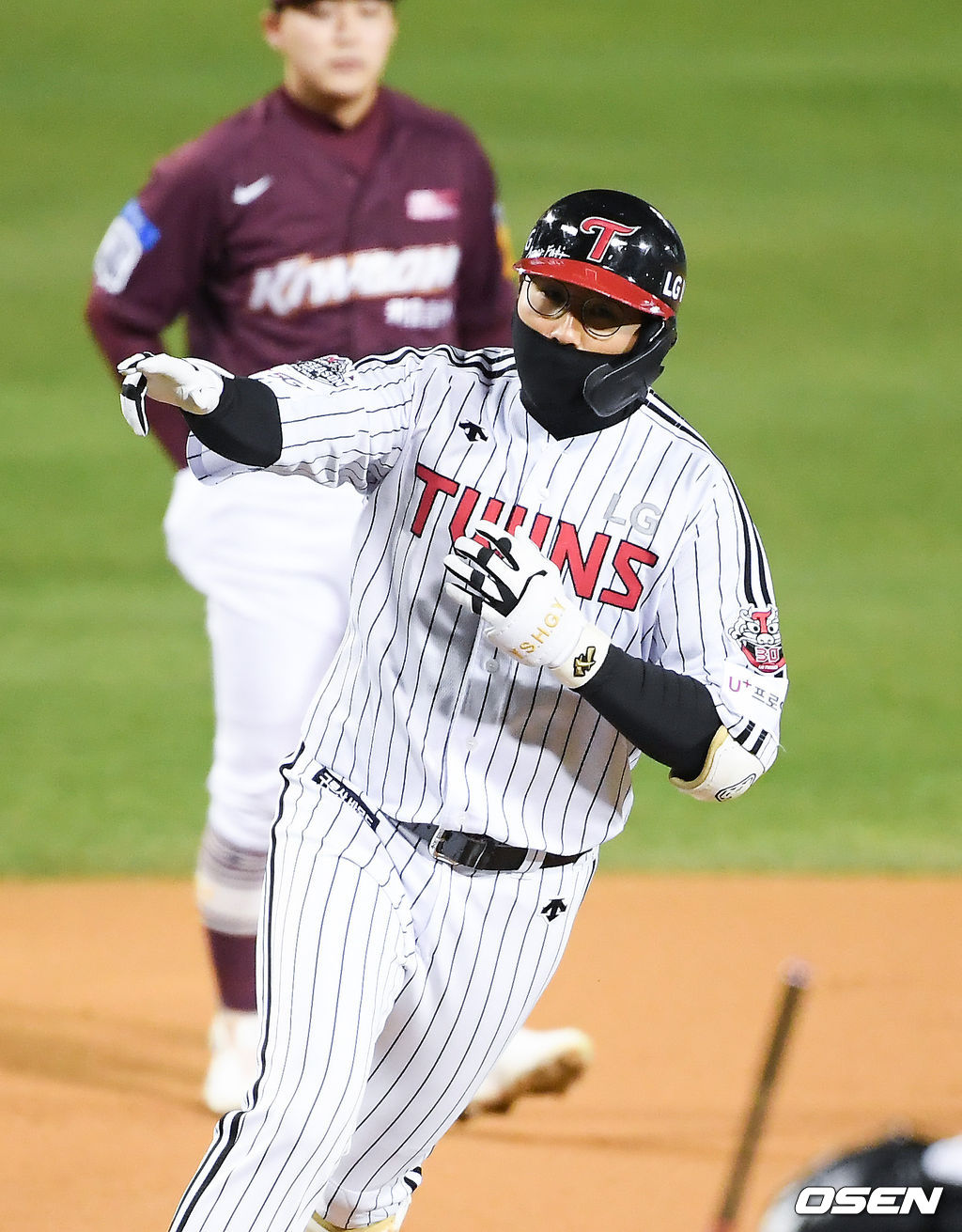 1회말 2사 LG 채은성이 선취 솔로홈런을 날리고 베이스를 돌고 있다. / soul1014@osen.co.kr