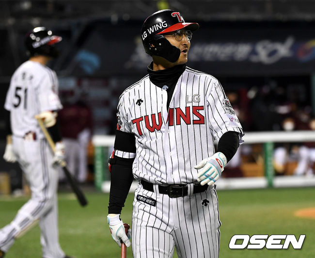 7회말 1사 만루 상황 대타로 나선 LG 박용택이 삼진으로 물러나며 아쉬워하고 있다. / dreamer@osen.co.kr