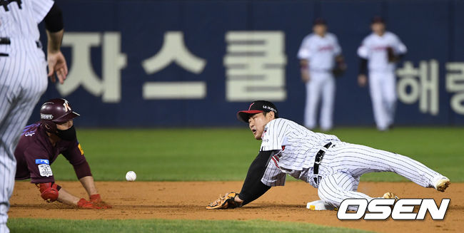 4회초 1사 주자없는 상황 키움 서건창의 2루타 때 LG 2루수 정주현이ㅣ 송구를 놓치고 있다. 타자 주자는 2루 세이프. / dreamer@osen.co.kr