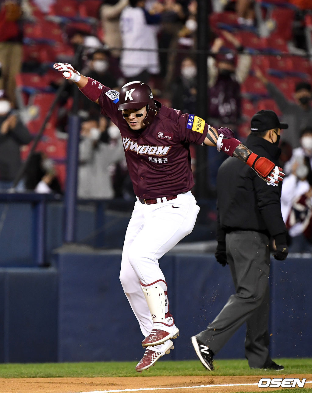 7회초 무사 선두타자로 나선 키움 박병호가 역전 좌월 솔로포를 날리고 그라운드를 돌며 기뻐하고 있다. / dreamer@osen.co.kr
