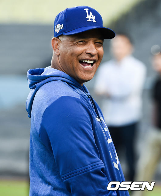 로버츠 감독이 미소 짓고 있다. / soul1014@osen.co.kr