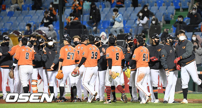 경기를 마치고 한화 선수들이 승리의 기쁨을 나누고 있다./rumi@osen.co.kr