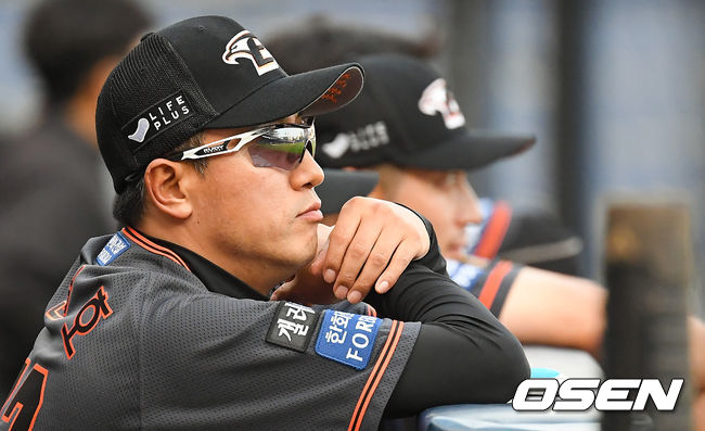 한화 최원호 감독대행이 그라운드를 바라보고 있다. / soul1014@osen.co.kr