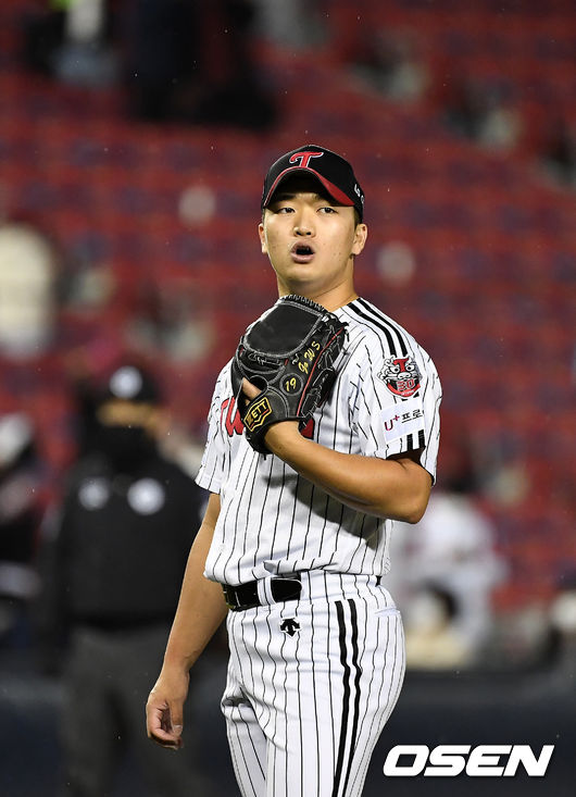 연장 10회초 2사 1, 3루 상황 LG 투수 고우석이 키움 박준태에게 볼넷을 내준 뒤 아쉬워하고 있다. / dreamer@osen.co.kr