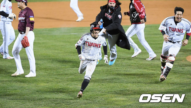 2일 오후 서울 잠실구장에서 ‘2020 신한은행 SOL KBO리그’ 와일드카드 1차전 LG 트윈스와 키움 히어로즈의 경기가 열렸다.연장13회말 2사 만루 LG 신민재가 끝내기 안타를 날리고 있다. /    soul1014@osen.co.kr