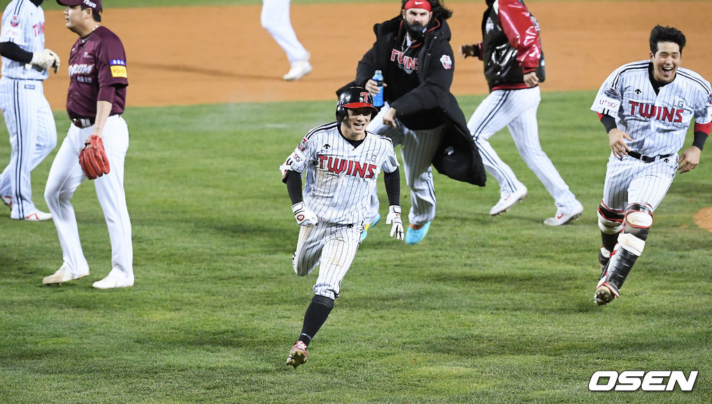 2일 오후 서울 잠실구장에서 ‘2020 신한은행 SOL KBO리그’ 와일드카드 1차전 LG 트윈스와 키움 히어로즈의 경기가 열렸다.연장13회말 2사 만루 LG 신민재가 끝내기 안타를 날리고 있다. /    soul1014@osen.co.kr