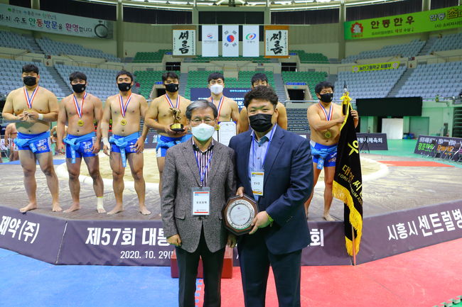 제57회 대통령기전국장사씨름대회 일반부 단체전에서 우승한 증평군청 서수일 코치(오른쪽)와 안동시 시설관리공단 권석순 이사장(왼쪽)이 상패를 들고 기념촬영을 하고 있다. ⓒ 대한씨름협회