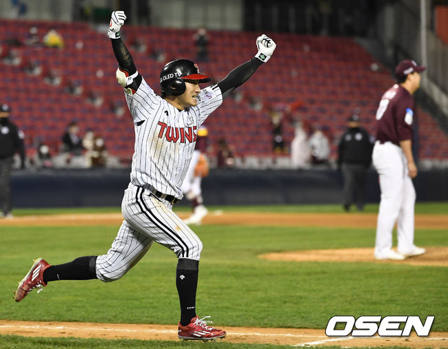 연장 13회말 2사 만루 상황 LG 신민재가 끝내기 안타를 날리고 그라운드를 돌며 환호하고 있다. / dreamer@osen.co.kr