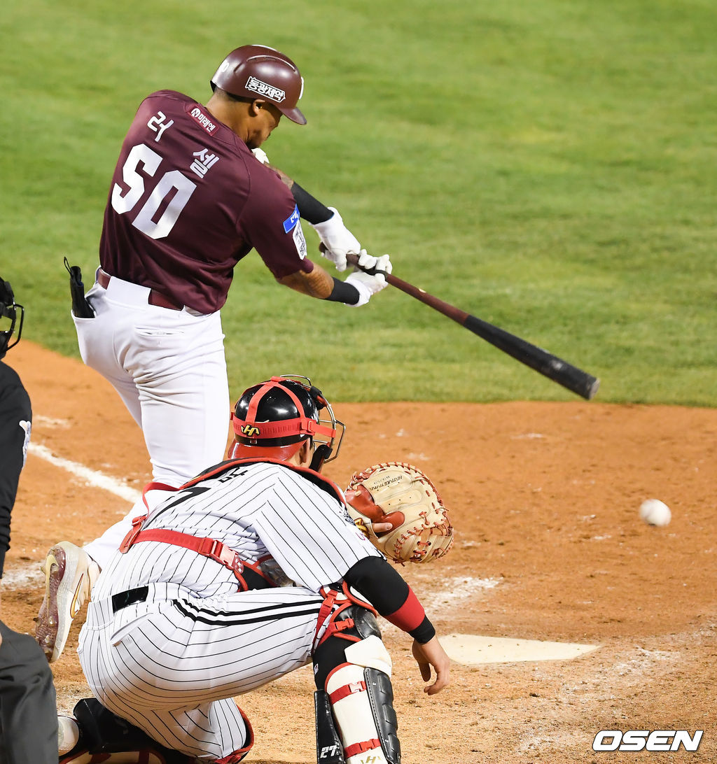 연장10회초 1사 1루 키움 대타 러셀이 내야땅볼 타구를 날리고있다 /   soul1014@osen.co.kr