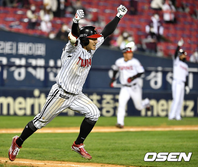연장 13회말 2사 만루 상황 LG 신민재가 끝내기 안타를 날리고 그라운드를 돌며 기뻐하고 있다. / dreamer@osen.co.kr