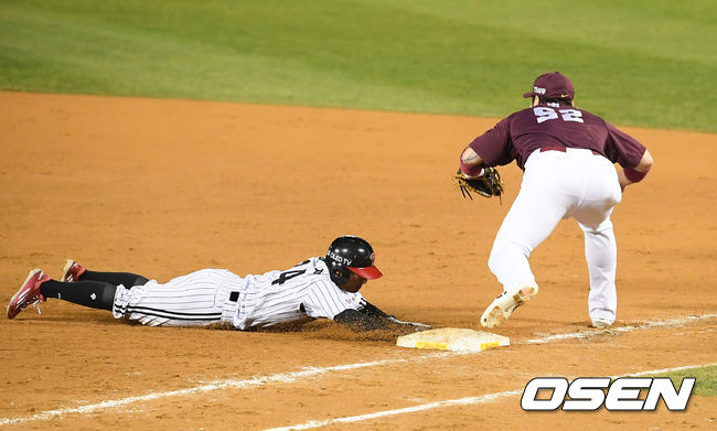 2일 오후 서울 잠실구장에서 ‘2020 신한은행 SOL KBO리그’ 와일드카드 1차전 LG 트윈스와 키움 히어로즈의 경기가 열렸다.연장12회말 무사 1루 LG 채은성의 라인드라이브 아웃때 1루 주자 신민재가 포스아웃되고 있다. /    soul1014@osen.co.kr