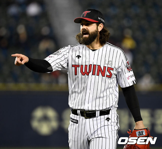 1회초 키움 공격을 삼자범퇴로 막아낸 LG 선발 켈리가 더그아웃으로 향하며 기뻐하고 있다. / dreamer@osen.co.kr