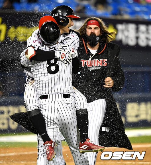 연장 13회말 2사 만루 상황 LG 신민재가 끝내기 안타를 날리고 박용택과 포옹하며 기뻐하고 있다. / dreamer@osen.co.kr