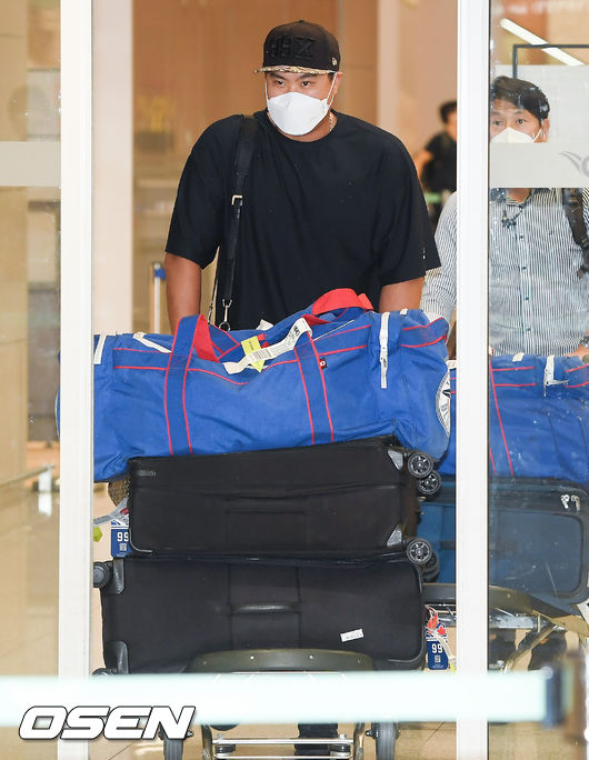 류현진이 입국장에 들어서고 있다.  / soul1014@osen.co.kr