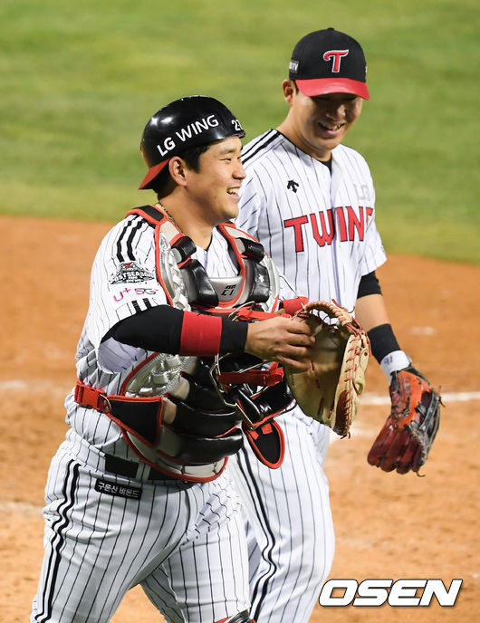 9회초 2사 1루 키움 김하성의 파울타구를 LG 유강남 포수가 호수비 펼치며 잡아낸뒤 미소 지으며 더그아웃으로 들어가고 있다. /   soul1014@osen.co.kr