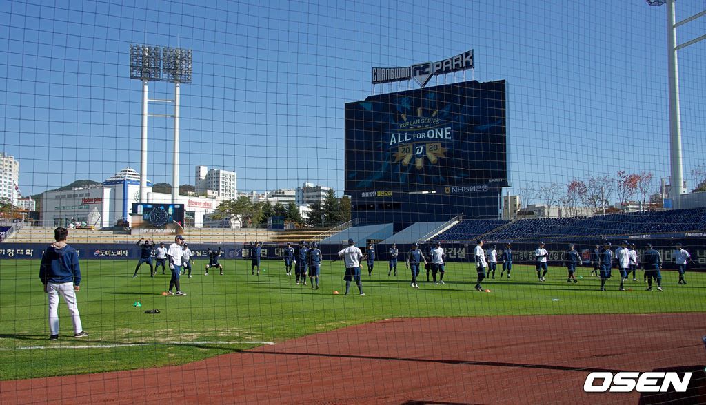 NC 다이노스가 3일 창원 NC파크에서 한국시리즈 준비를 위한 첫 훈련을 실시했다. /jhrae@osen.co.kr