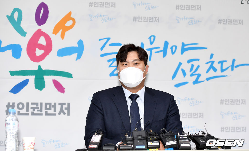 토론토 블루제이스 류현진이 취재진과 인터뷰를 갖고 있다. / dreamer@osen.co.kr