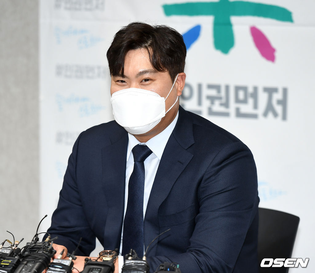 류현진이 취재진과 인터뷰를 갖고 있다. / dreamer@osen.co.kr