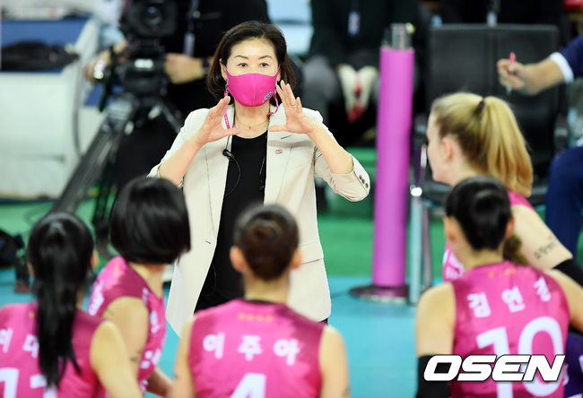 흥국생명 박미희 감독이 선수들에게 지시를 하고 있다. /youngrae@osen.co.kr 
