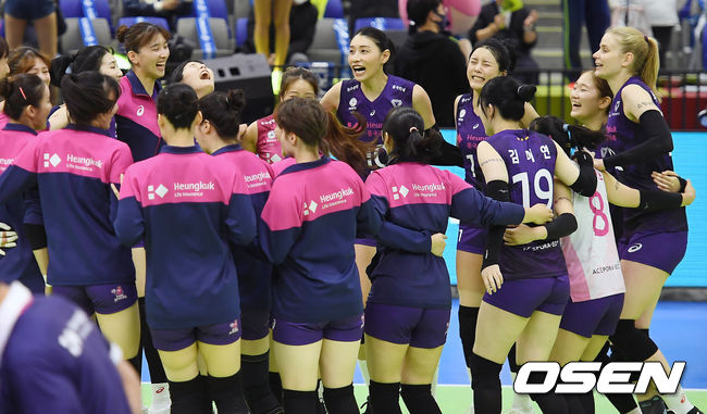 흥국생명은 3일 수원실내체육관에서 열린 도드람 2020-21시즌 V리그 여자부 1라운드 현대건설과 맞대결에서 세트 스코어 3-1(25-16, 23-25, 25-18, 25-23) 승리를 거뒀다. 흥국생명은 개막 후 4연승 무패 행진으로 선두를 달리고 있다. 반면 현대건설은 2승2패를 기록했다.승리를 거둔 흥국생명 선수들이 기뻐하고 있다. /youngrae@osen.co.kr