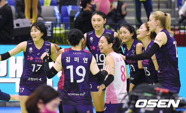 흥국생명은 3일 수원실내체육관에서 열린 도드람 2020-21시즌 V리그 여자부 1라운드 현대건설과 맞대결에서 세트 스코어 3-1(25-16, 23-25, 25-18, 25-23) 승리를 거뒀다. 흥국생명은 개막 후 4연승 무패 행진으로 선두를 달리고 있다. 반면 현대건설은 2승2패를 기록했다.승리를 거둔 흥국생명 선수들이 기뻐하고 있다. /youngrae@osen.co.kr