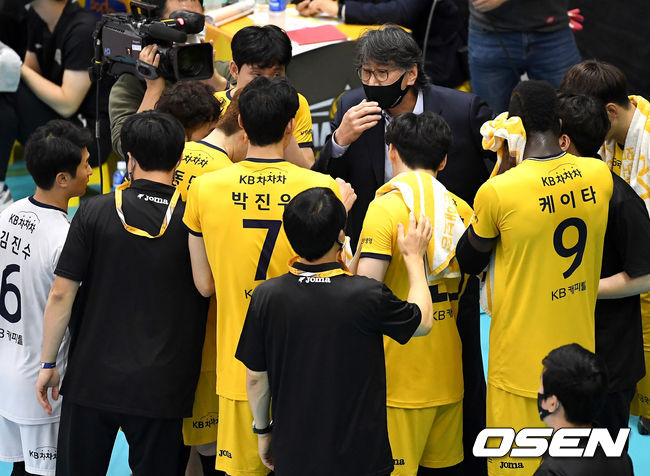 KB손해보험 이상열 감독이 작전타임 때 선수들에게 지시를 내리고 있다. / dreamer@osen.co.kr