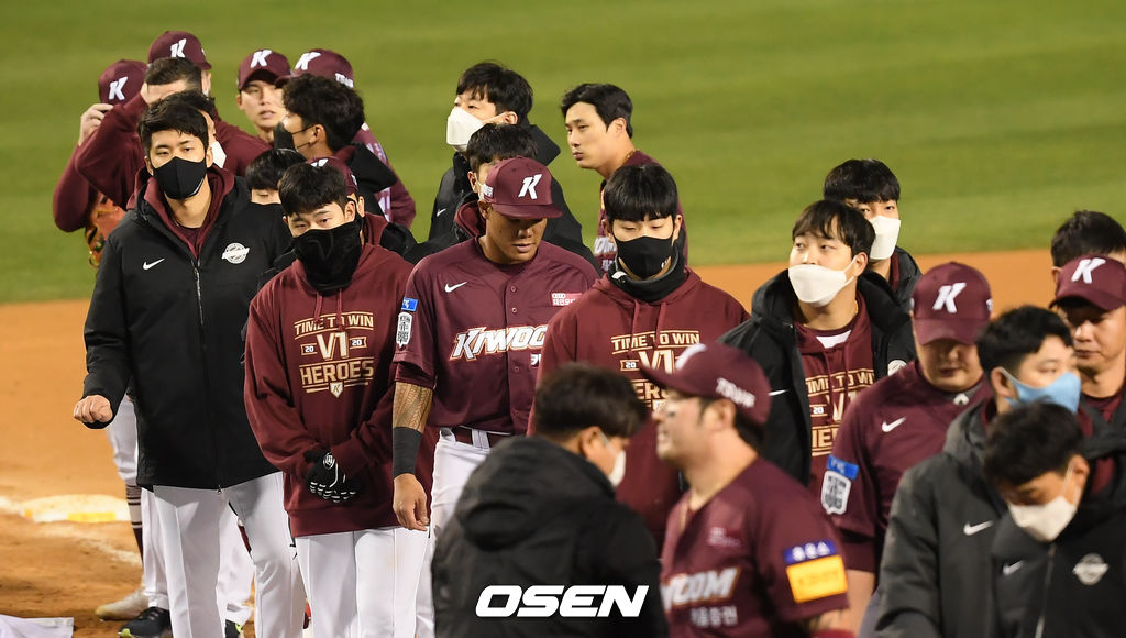 키움 김하성이 연장 끝내기 패배에 아쉬워하고 있다. / soul1014@osen.co.kr