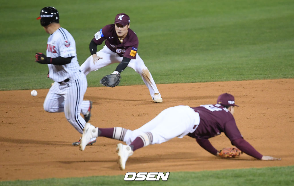 [OSNE=박준형 기자] 연장 13회말 2사 2, 3루 상황 LG 이천웅의 동점 1타점 내야 안타 때 키움 유격수 김하성이 타구를 잡고 있다.  / soul1014@osen.co.kr