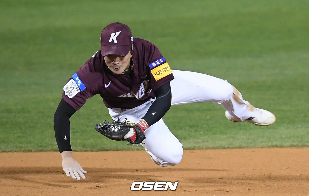 연장 13회말 2사 2, 3루 상황 LG 이천웅의 동점 1타점 내야 안타 때 키움 유격수 김하성이 타구를 잡고 있다. 