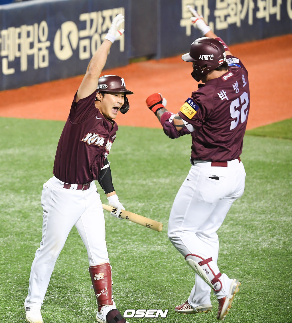 7회초 키움 박병호가 역전 솔로홈런을 날린뒤 김하성과 하이파이브를 하고 있다. /   soul1014@osen.co.kr