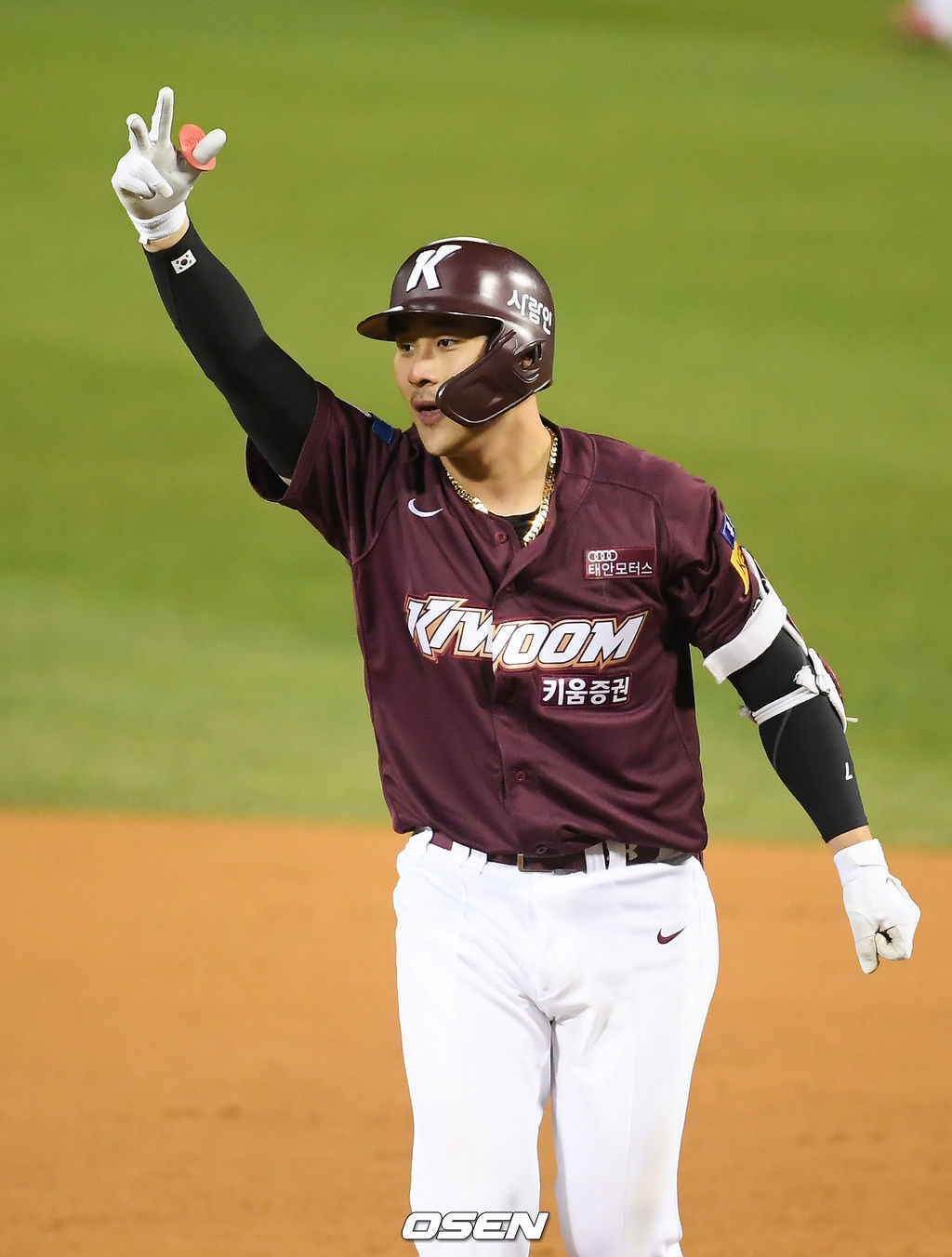 2일 오후 서울 잠실구장에서 ‘2020 신한은행 SOL KBO리그’ 와일드카드 1차전 LG 트윈스와 키움 히어로즈의 경기가 열렸다.연장13회초 무사 1루 키움 김하성이 안타를 날린뒤 세리머니를 하고 있다 /    soul1014@osen.co.kr