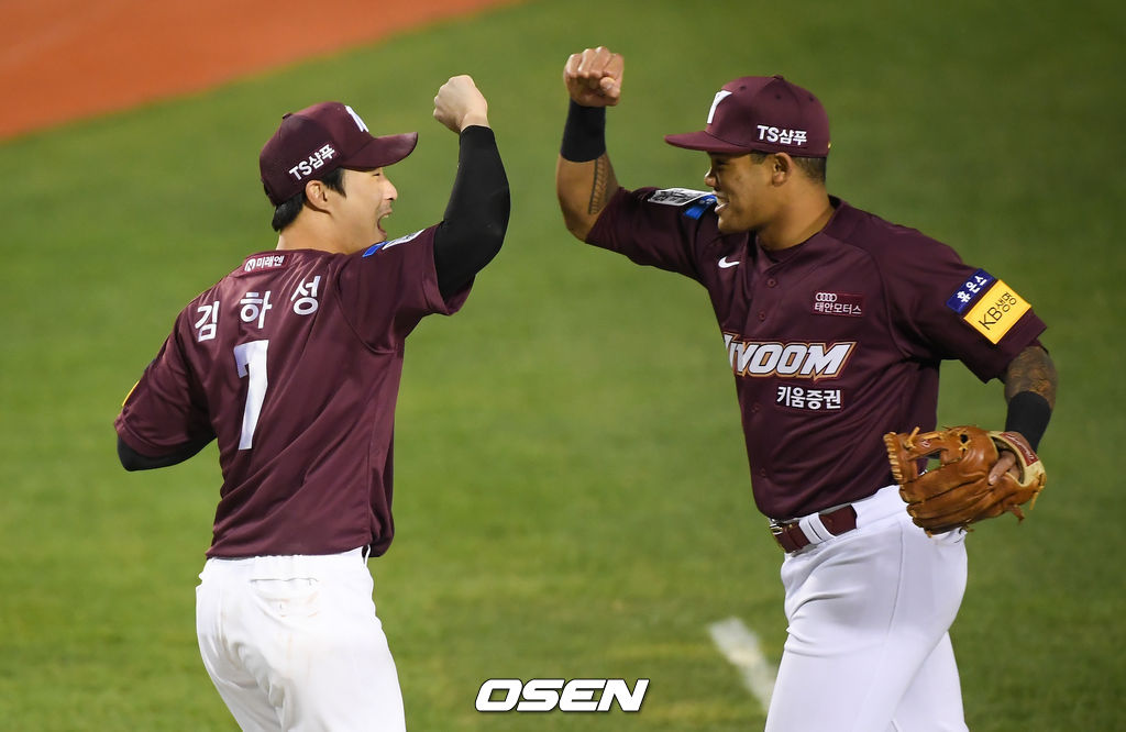 2일 오후 서울 잠실구장에서 ‘2020 신한은행 SOL KBO리그’ 와일드카드 1차전 LG 트윈스와 키움 히어로즈의 경기가 열렸다.연장12회말 이닝종료 후 호수비 펼친 키움 러셀이 김하성과 하이파이브를 하고 있다. /    soul1014@osen.co.kr