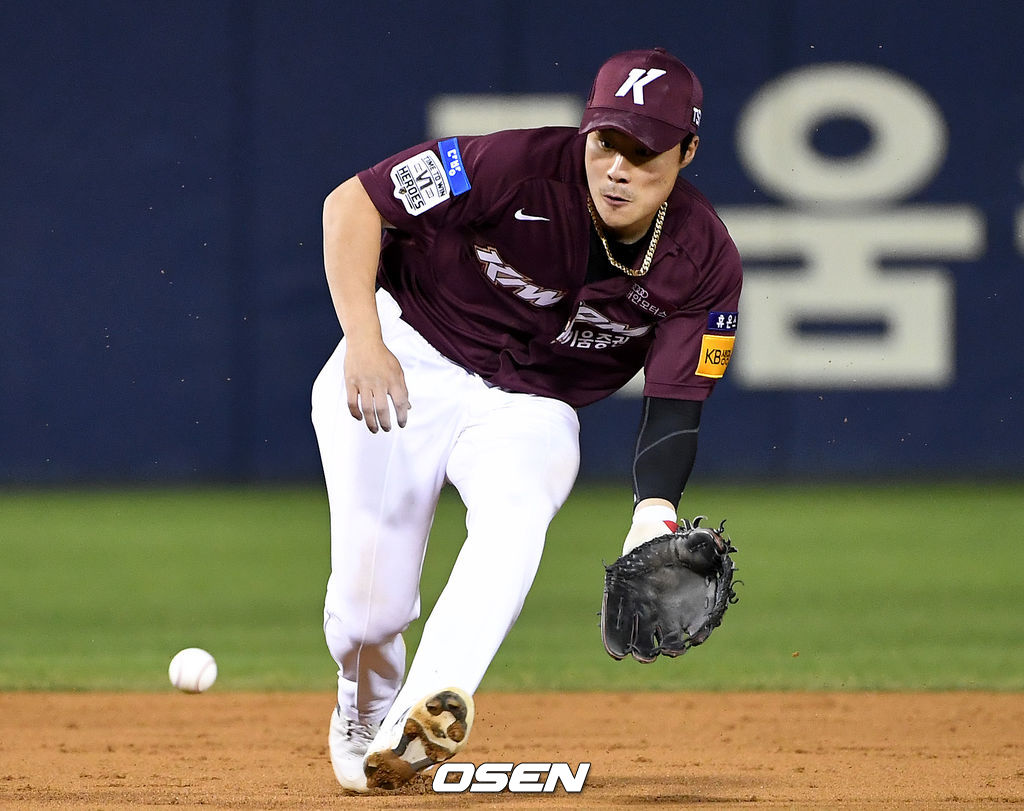 5회말 1사 주자없는 상황 LG 김민성의 땅볼 타구 때 키움 유격수 김하성이 타구를 처리하고 있다. / dreamer@osen.co.kr