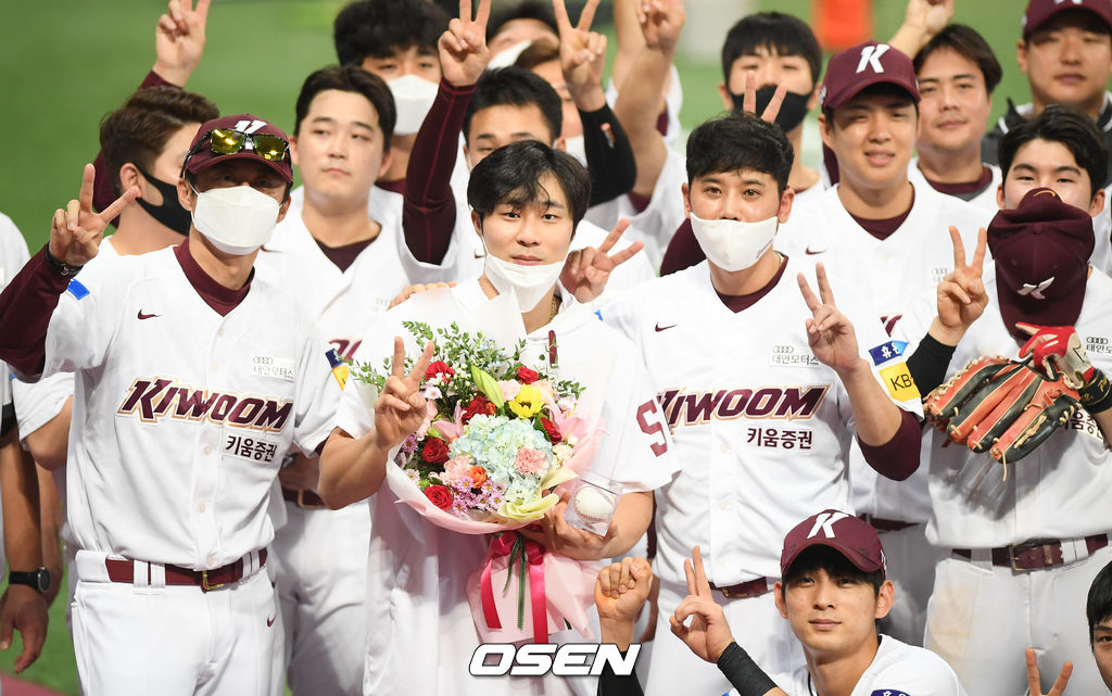 경기종료 후 20홈런-20도루 성공한 김하성이 동료들과 포즈를 취하고 있다.  / soul1014@osen.co.kr