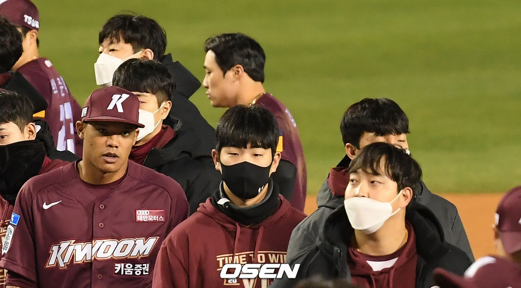 키움 김하성이 연장 끝내기 패배에 아쉬워하고 있다. / soul1014@osen.co.kr