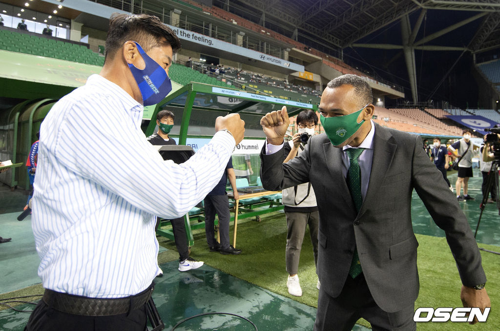 9월 15일 ‘하나원큐 K리그1 2020 21라운드’에서 경기 전 울산 김도훈 감독과 전북 모라이스 감독이 인사를 나누고 있다. /sunday@osen.co.kr