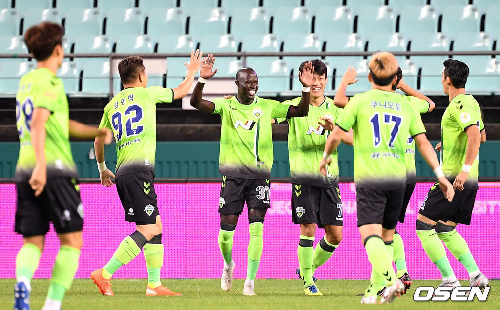 9월 15일 ‘하나원큐 K리그1 2020 21라운드’에서 전반 전북 바로우가 선제골을 성공시키고 동료들과 환호하고 있다. /sunday@osen.co.kr