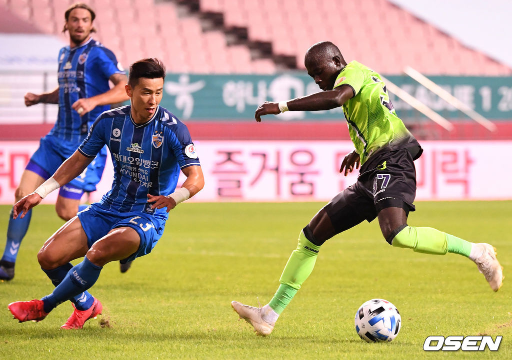 9월 15일 ‘하나원큐 K리그1 2020 21라운드’에서 후반 전북 바로우가 페널티박스 근처에서 한교원에게 연결해 도움을 기록하고 있다. /sunday@osen.co.kr
