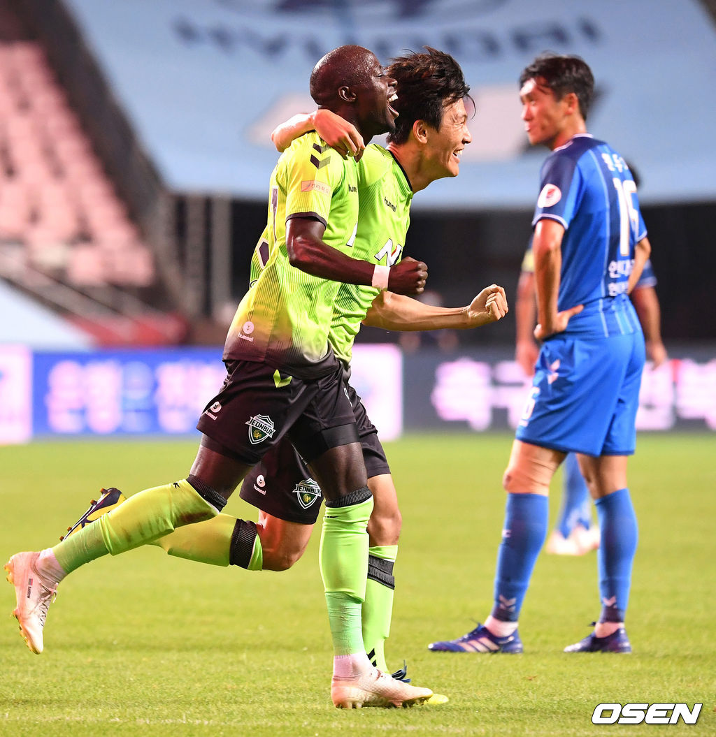 9월 15일 ‘하나원큐 K리그1 2020 21라운드’에서 후반 팀의 두번째 골을 성공시킨 전북 한교원이 도움을 기록한 바로우와 환호하고 있다. /sunday@osen.co.kr