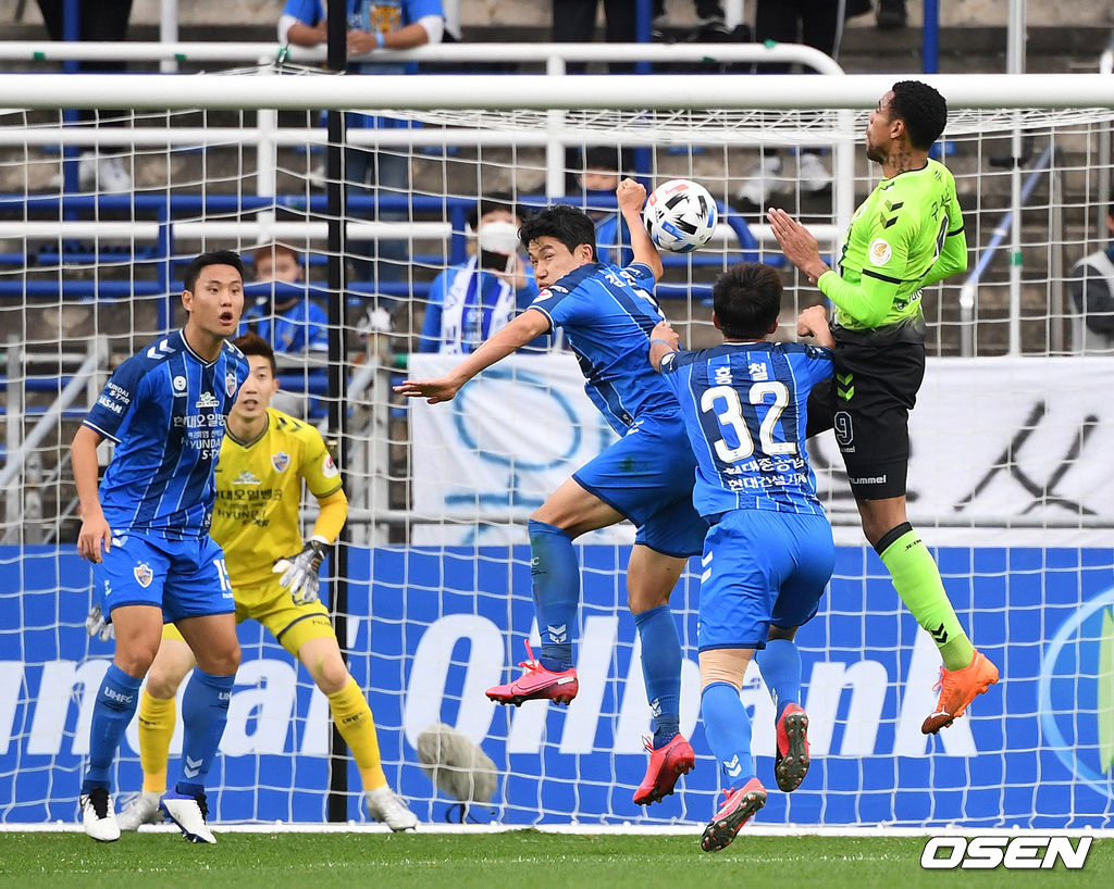 10월 25일 ‘하나원큐 K리그1 2020 26라운드’에서 전반 울산 김인성이 페널티박스에서 핸드볼 파울을 범하고 있다. /sunday@osen.co.kr